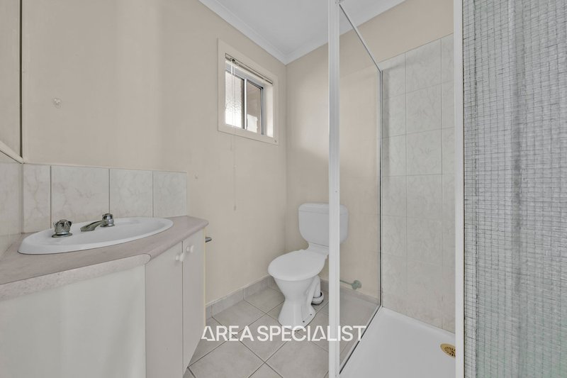 Photo - 3 Greenmantle Close, Cranbourne West VIC 3977 - Image 6