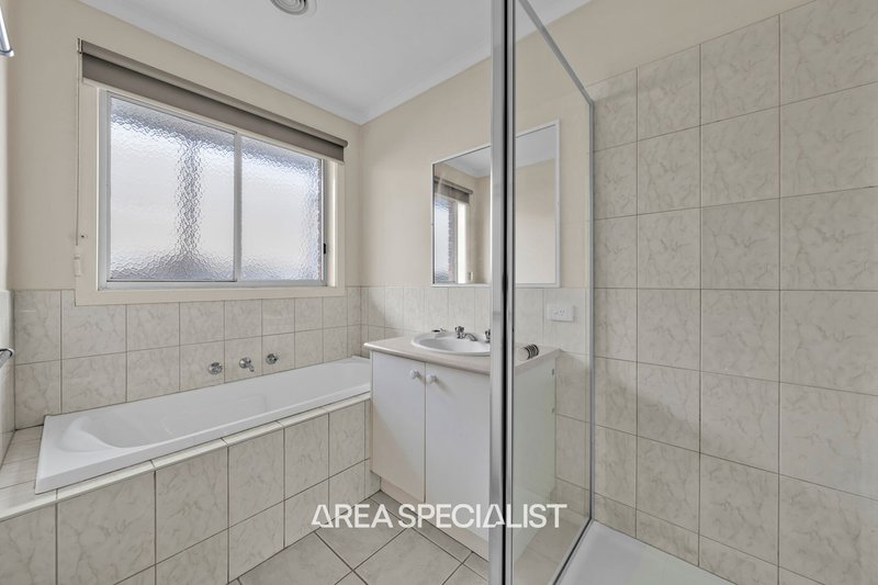 Photo - 3 Greenmantle Close, Cranbourne West VIC 3977 - Image 7