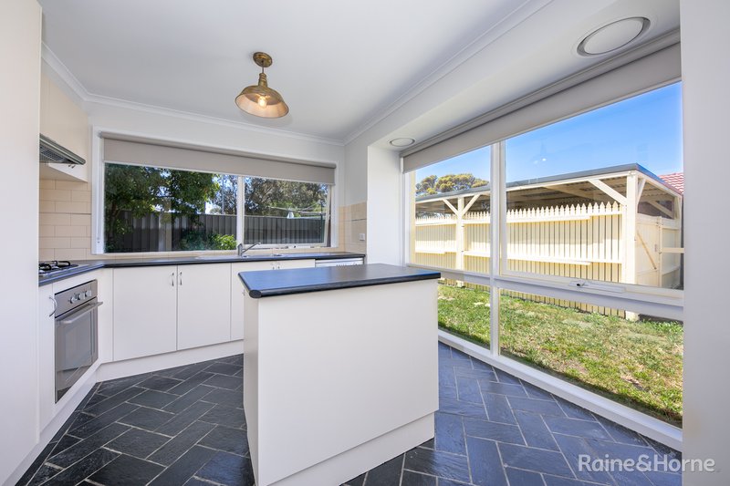 Photo - 3 Gullane Drive, Sunbury VIC 3429 - Image 8