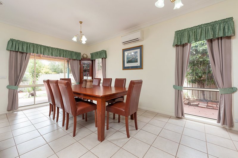 Photo - 3 Gum Leaf Place, Craigieburn VIC 3064 - Image 4