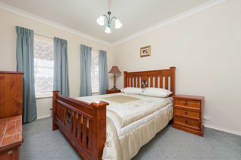 Photo - 3 Gum Leaf Place, Craigieburn VIC 3064 - Image 6