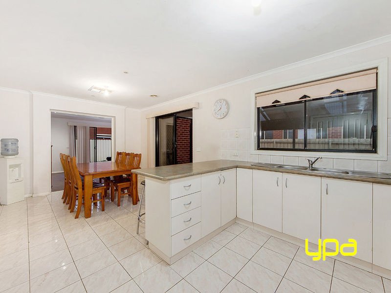 Photo - 3 Gumleaf Court, Cairnlea VIC 3023 - Image 5