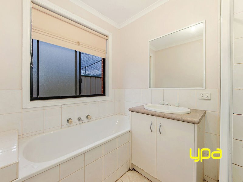 Photo - 3 Gumleaf Court, Cairnlea VIC 3023 - Image 7