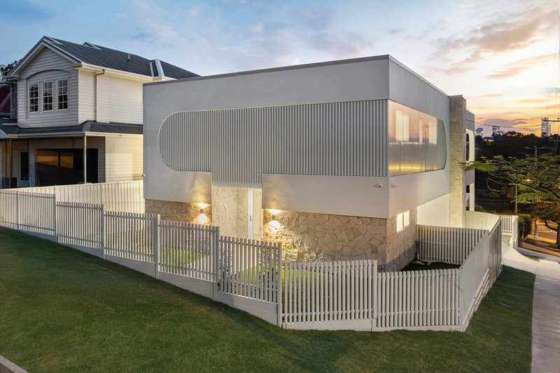 Photo - 3 Hall Avenue, Norman Park QLD 4170 - Image 1