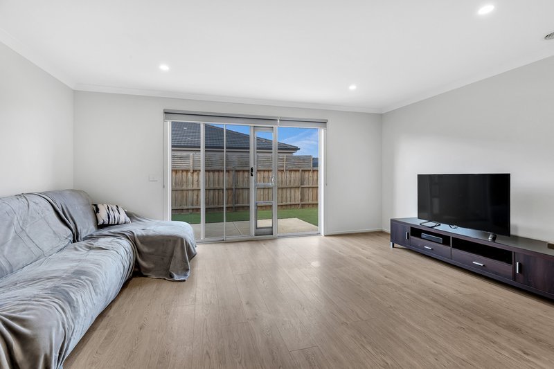 Photo - 3 Harogen Drive, Werribee VIC 3030 - Image 9