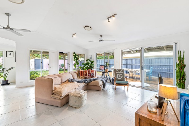 Photo - 3 Hawley Court, Sunrise Beach QLD 4567 - Image 2