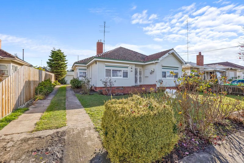 Photo - 3 Head Street, Wendouree VIC 3355 - Image 2