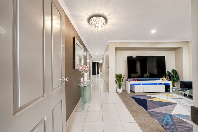 Photo - 3 Hele Close, Caroline Springs VIC 3023 - Image 2