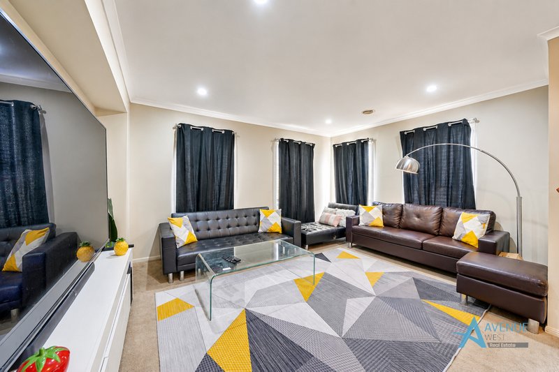 Photo - 3 Hele Close, Caroline Springs VIC 3023 - Image 3