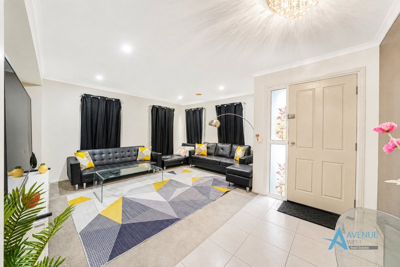 Photo - 3 Hele Close, Caroline Springs VIC 3023 - Image 4
