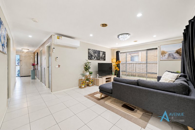 Photo - 3 Hele Close, Caroline Springs VIC 3023 - Image 5