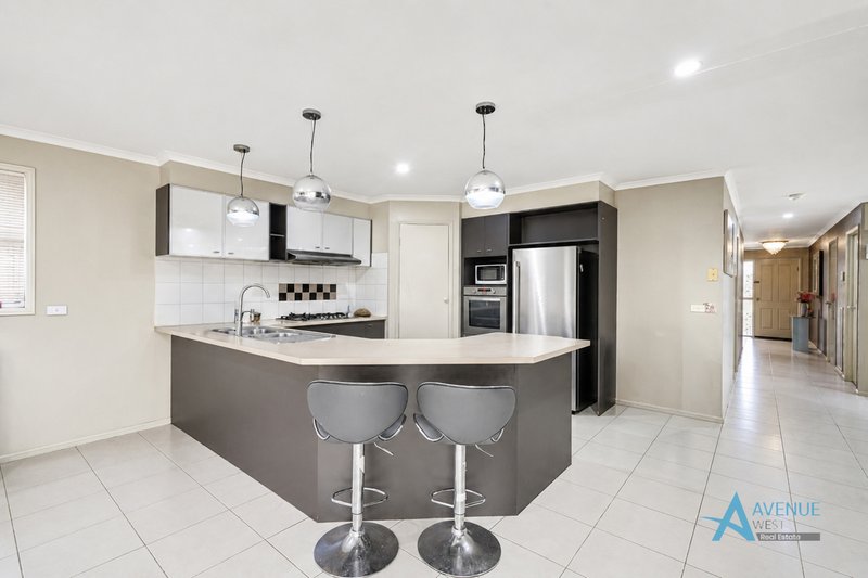Photo - 3 Hele Close, Caroline Springs VIC 3023 - Image 6