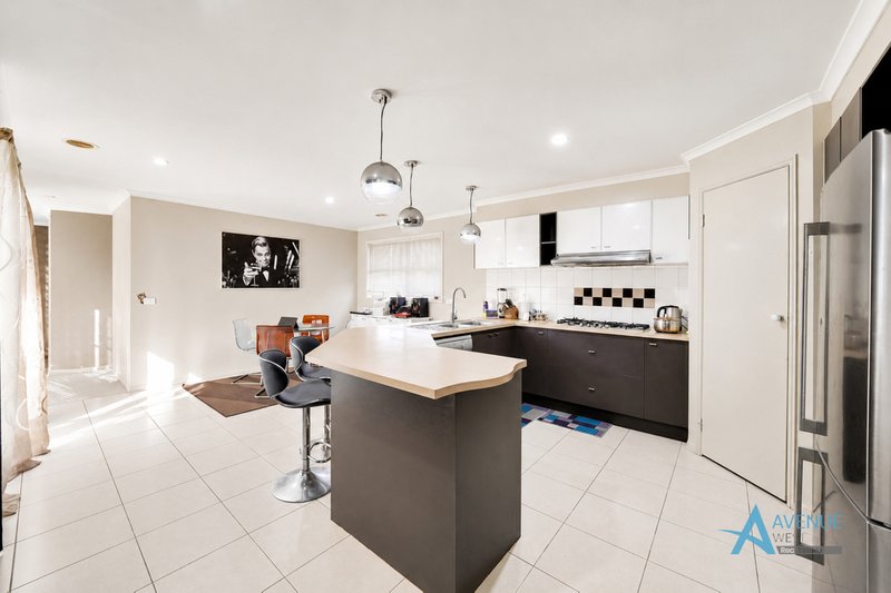 Photo - 3 Hele Close, Caroline Springs VIC 3023 - Image 7