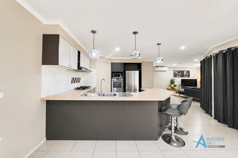 Photo - 3 Hele Close, Caroline Springs VIC 3023 - Image 8