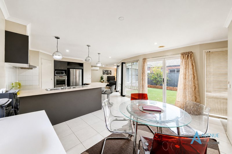 Photo - 3 Hele Close, Caroline Springs VIC 3023 - Image 9