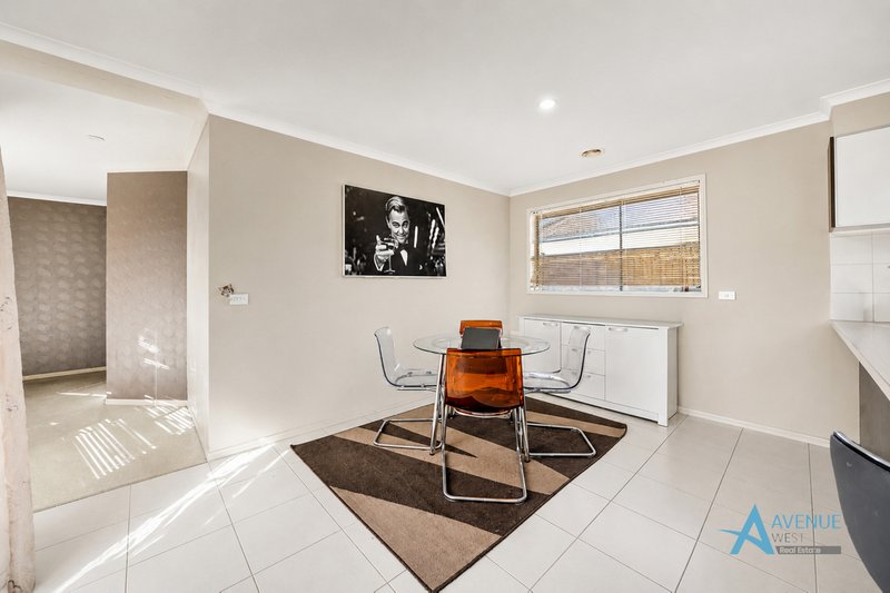 Photo - 3 Hele Close, Caroline Springs VIC 3023 - Image 10