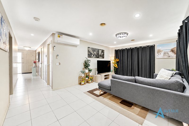Photo - 3 Hele Close, Caroline Springs VIC 3023 - Image 11