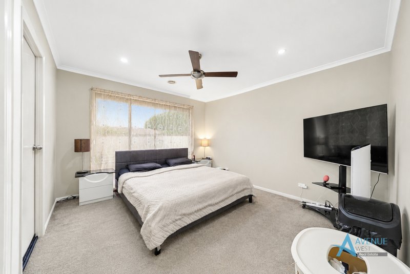 Photo - 3 Hele Close, Caroline Springs VIC 3023 - Image 12