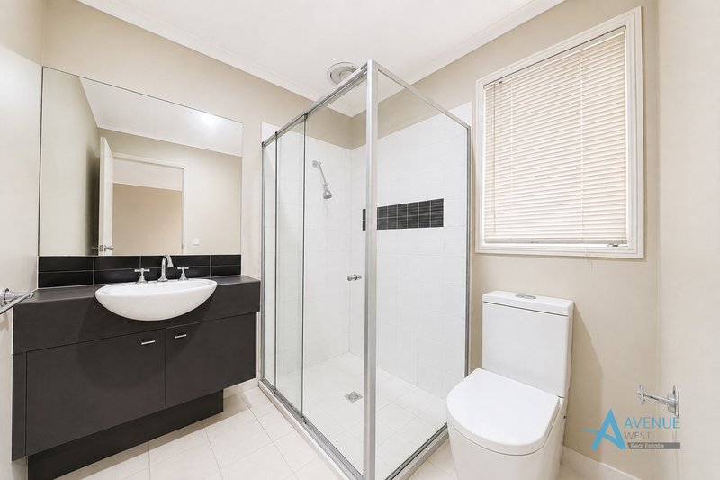 Photo - 3 Hele Close, Caroline Springs VIC 3023 - Image 13