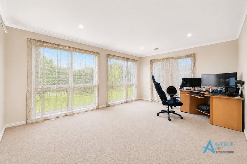 Photo - 3 Hele Close, Caroline Springs VIC 3023 - Image 14