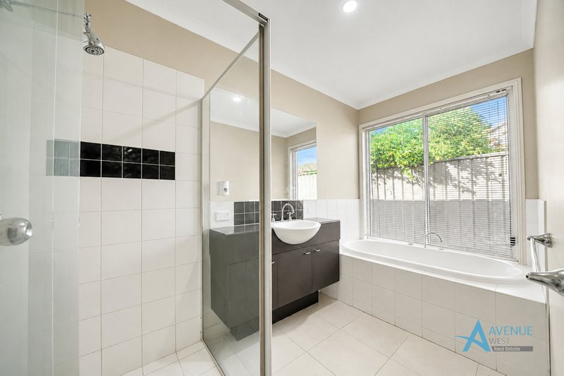 Photo - 3 Hele Close, Caroline Springs VIC 3023 - Image 16
