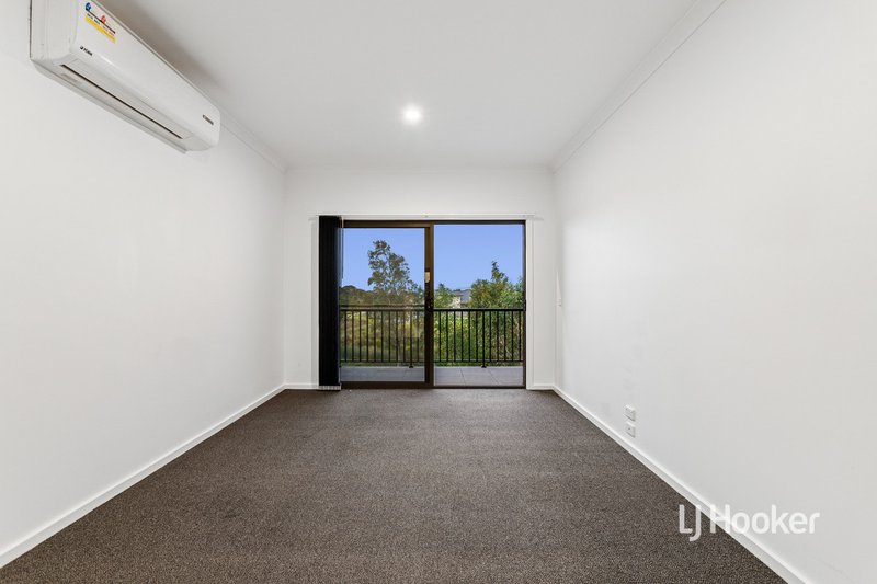 Photo - 3 Hiddleston Court, Cranbourne West VIC 3977 - Image 6