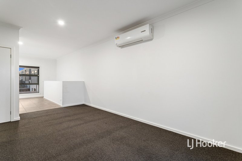 Photo - 3 Hiddleston Court, Cranbourne West VIC 3977 - Image 7