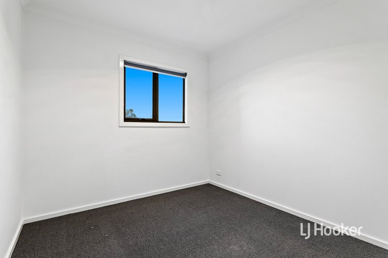 Photo - 3 Hiddleston Court, Cranbourne West VIC 3977 - Image 8