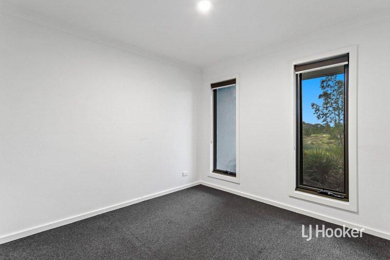 Photo - 3 Hiddleston Court, Cranbourne West VIC 3977 - Image 10