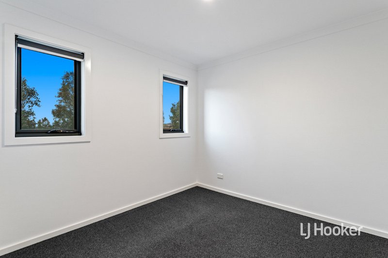 Photo - 3 Hiddleston Court, Cranbourne West VIC 3977 - Image 11