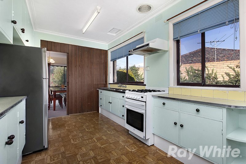 Photo - 3 Howard Avenue, Mount Waverley VIC 3149 - Image 2