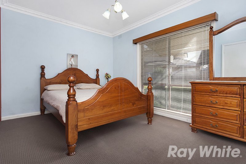 Photo - 3 Howard Avenue, Mount Waverley VIC 3149 - Image 5