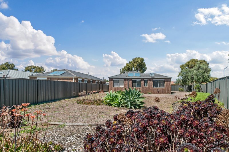 Photo - 3 Howard Place, Deer Park VIC 3023 - Image 10