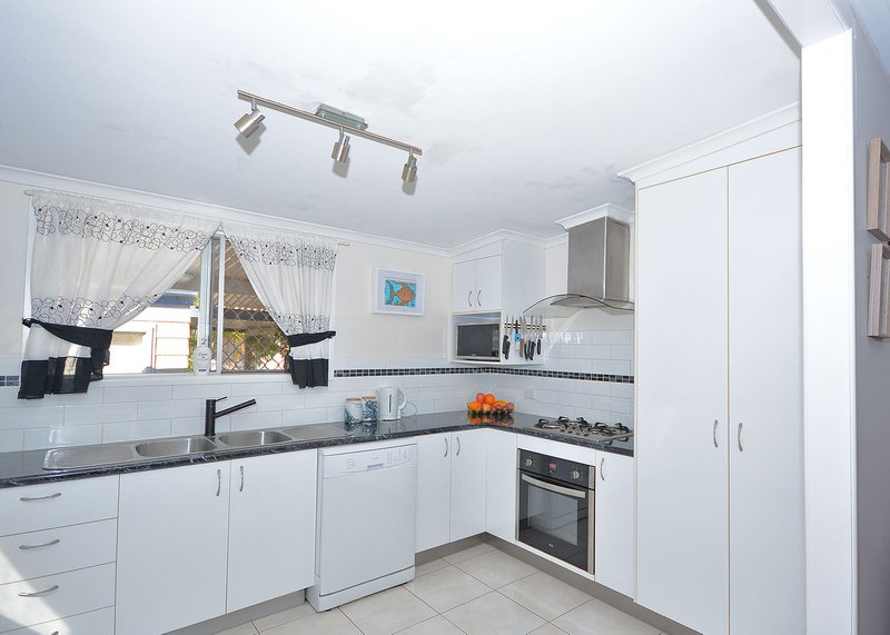 Photo - 3 Howard St , Burrum Heads QLD 4659 - Image 5