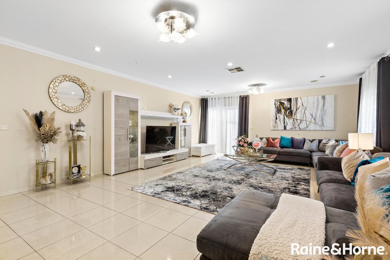 Photo - 3 Hurley Rise, Roxburgh Park VIC 3064 - Image 7