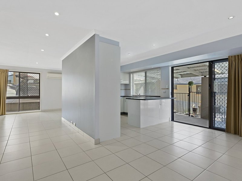 Photo - 3 Inlet Court, Merrimac QLD 4226 - Image 3