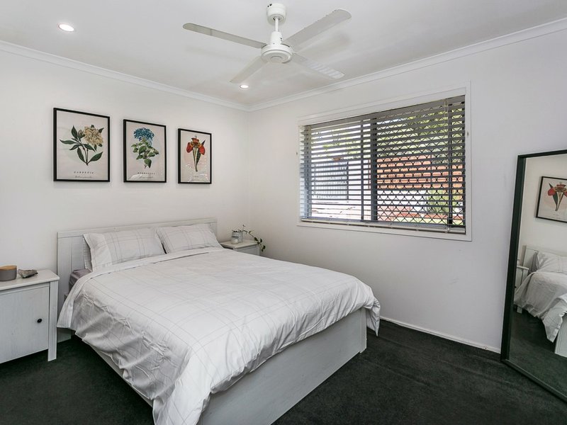 Photo - 3 Jabiluka Drive, Highland Park QLD 4211 - Image 12