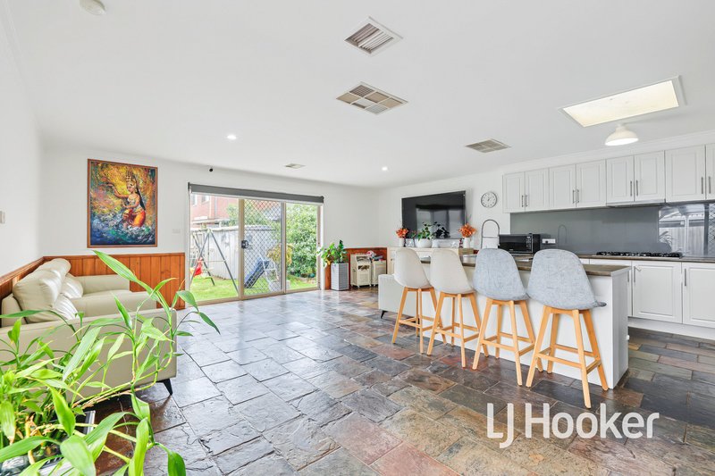 Photo - 3 Jason Place, Hampton Park VIC 3976 - Image 4