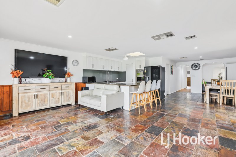 Photo - 3 Jason Place, Hampton Park VIC 3976 - Image 6