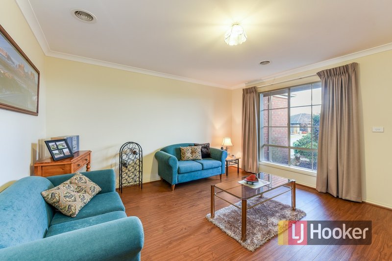 Photo - 3 Jonathan Place, Pakenham VIC 3810 - Image 4