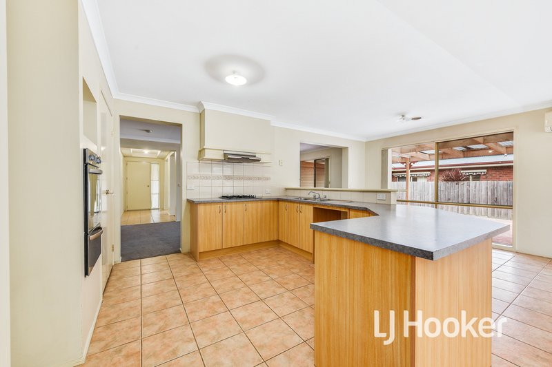 Photo - 3 Joucas Place, Narre Warren South VIC 3805 - Image 4