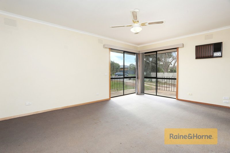 Photo - 3 Kallista Place, Melton West VIC 3337 - Image 5