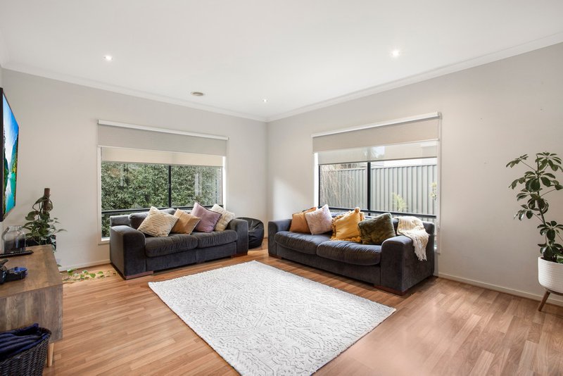 Photo - 3 Kilburn Place, Pakenham VIC 3810 - Image 2