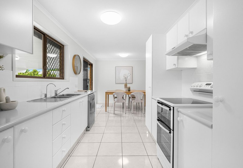 Photo - 3 Kyoomba Street, Murarrie QLD 4172 - Image 6