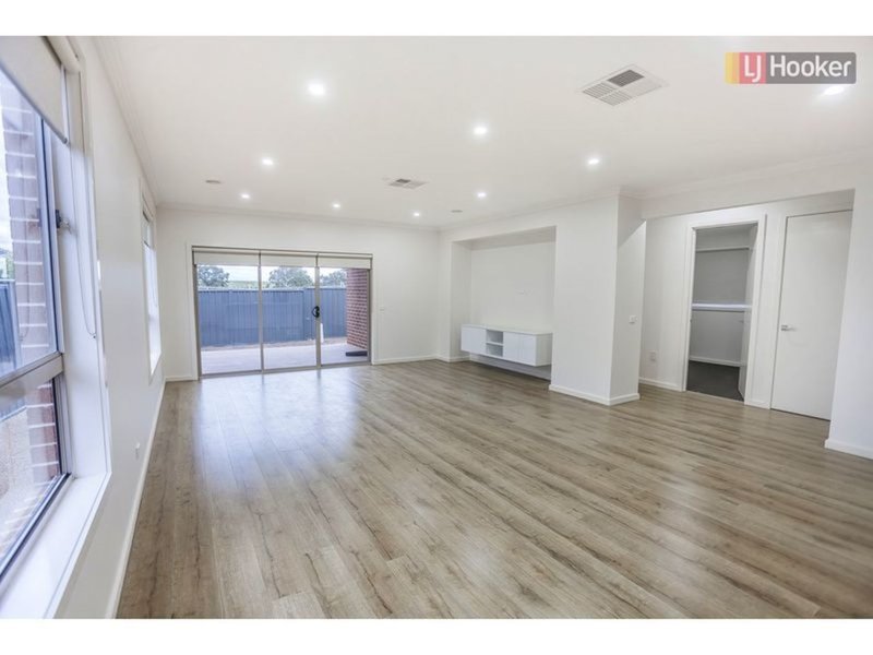 Photo - 3 Lush Drive, Craigieburn VIC 3064 - Image 2