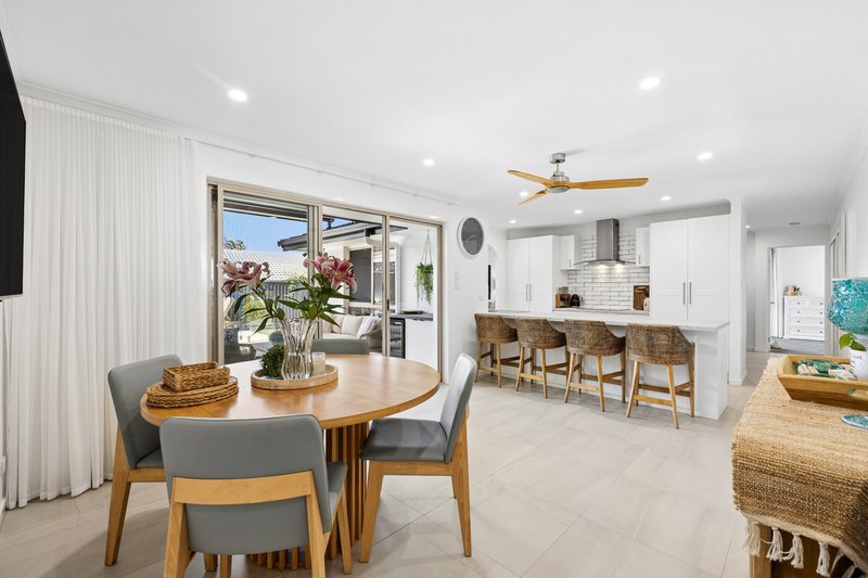 Photo - 3 Maleny Place, Helensvale QLD 4212 - Image 4
