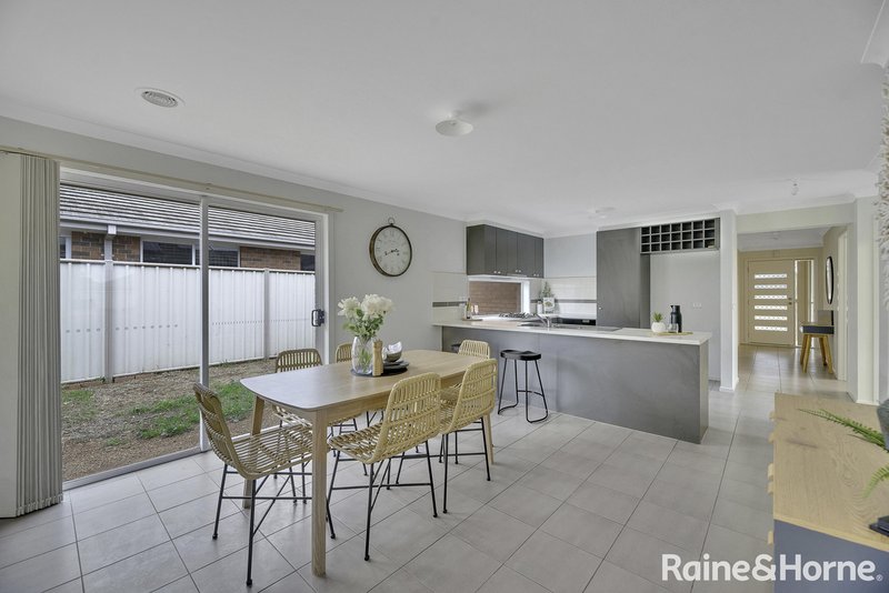 Photo - 3 Mallow Street, Brookfield VIC 3338 - Image 4