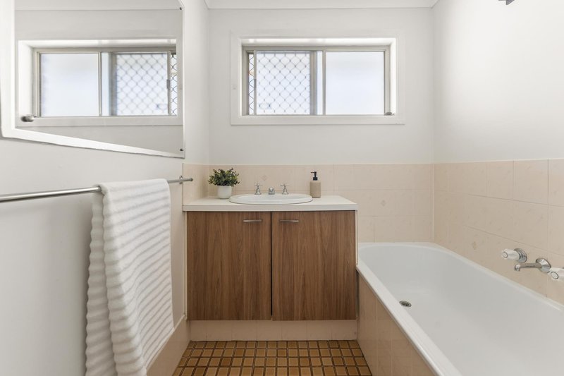 Photo - 3 Manhattan Drive, Eagleby QLD 4207 - Image 16