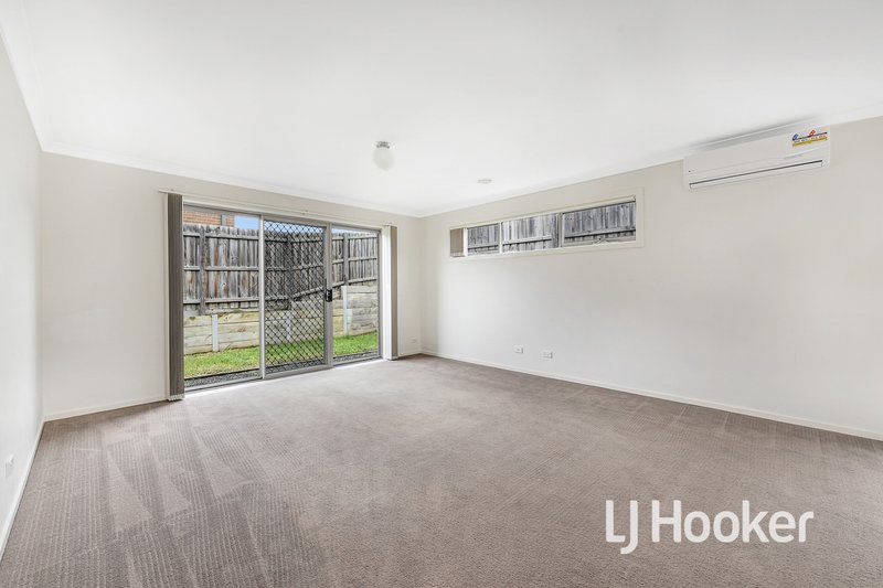 Photo - 3 Mcclenaghan Place, Pakenham VIC 3810 - Image 2