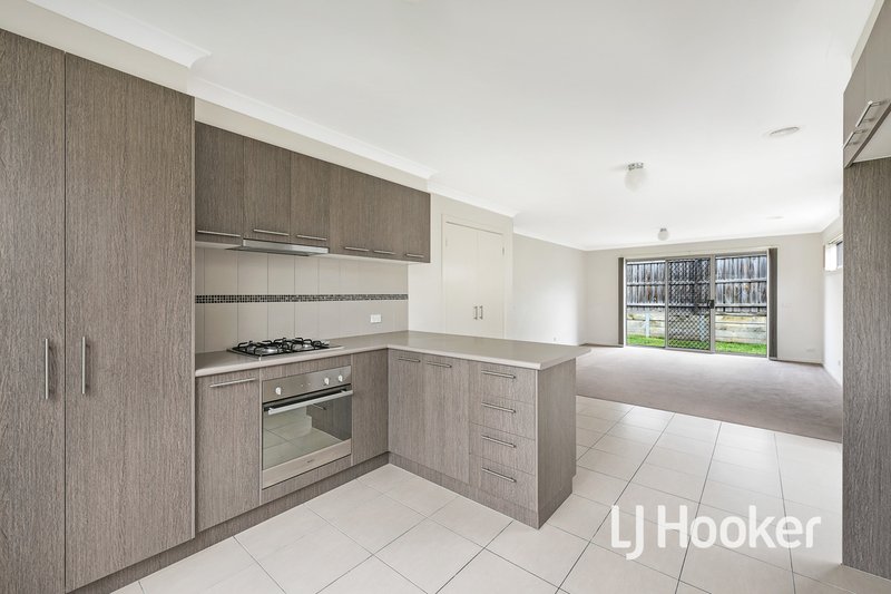 Photo - 3 Mcclenaghan Place, Pakenham VIC 3810 - Image 3